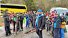 Bevor es auf die Loipen  in Johanngeorgenstadt geht,  bekommt jeder Schüler  die  passende  Skiausrüstung.