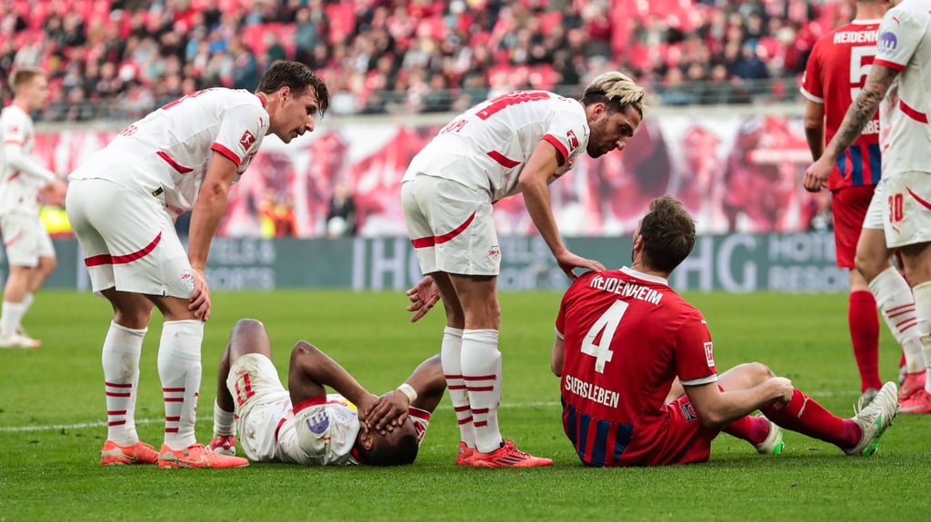 Lois Openda liegt am Kopf getroffen auf dem Boden, Kevin Kampl spricht mit Heidenheims Siersleben.