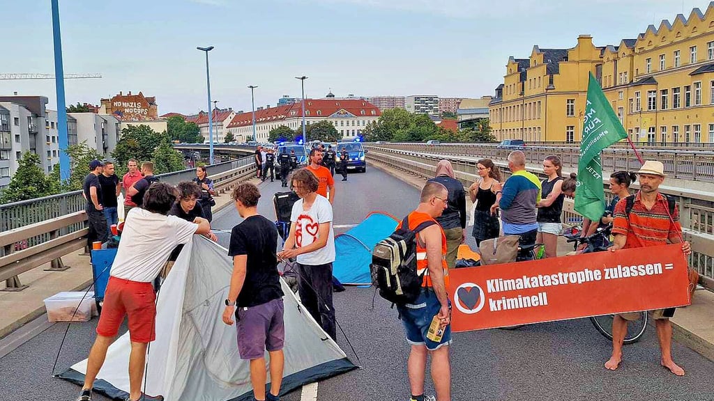 Im August 2024 blockierten die Aktivisten mit Zelten den Verkehr auf der Hochstraße in Halle.