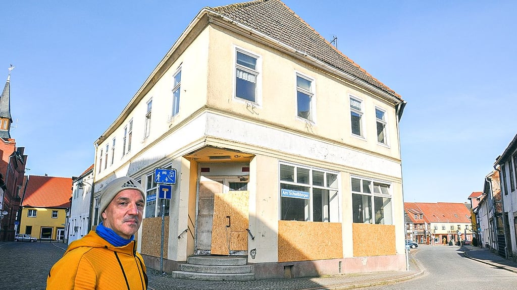 Eigentümer Dirk Ploog vor seinem Gebäude am Schwibbogen/Am Markt in Seehausen.