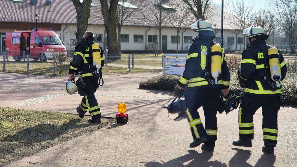 Bei dem Feuerwehreinsatz im Berufsschulzentrum in Stendal haben Atemschutzgeräteträger zuerst das Gebäude betreten.