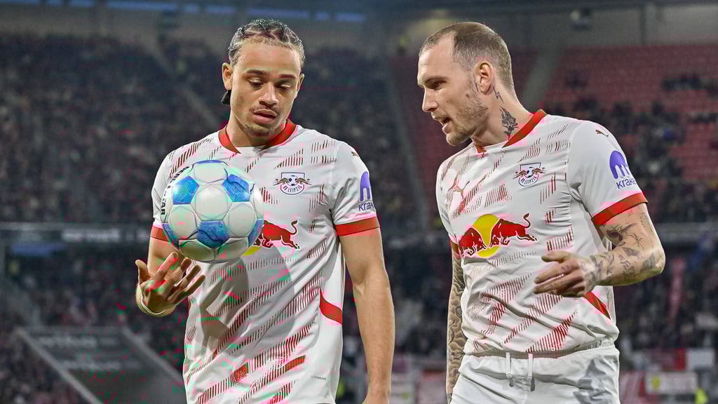"Wir verlieren vorn zu schnell die Bälle": David Raum (r.) im Gespräch mit RB-Kollege Xavi Simons