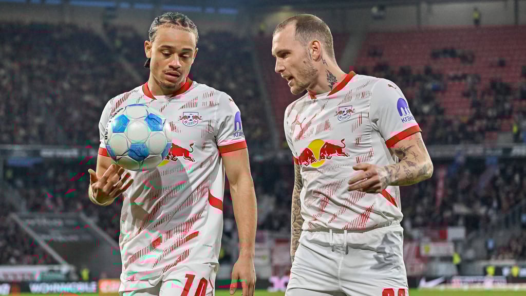 "Wir verlieren vorn zu schnell die Bälle": David Raum (r.) im Gespräch mit RB-Kollege Xavi Simons