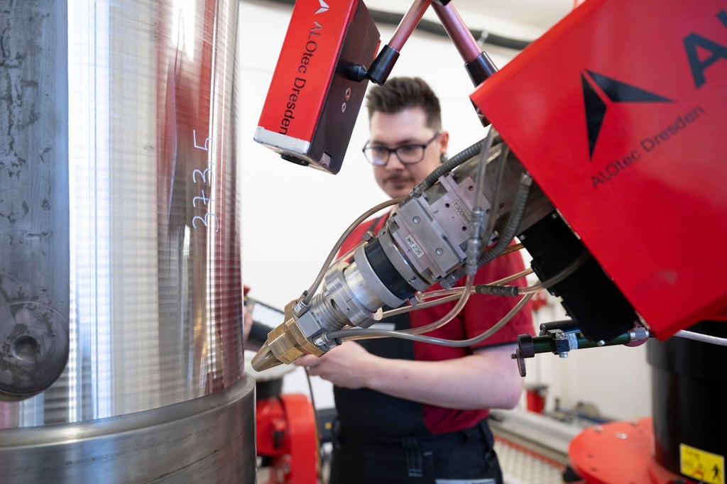 Das Unternehmen Alotec setzt auf Lasertechnologie, um Metallbauteile effizient instand zu setzen – doch wirtschaftliche Hürden bremsen den Fortschritt. (Foto Produktion)