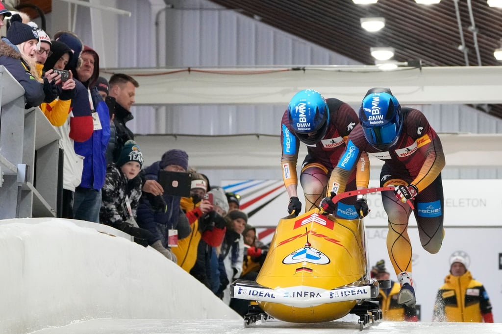 Francesco Friedrich (r) und Alexander Schüller aus Deutschland führen bei der Bob-WM in Lake Placid.