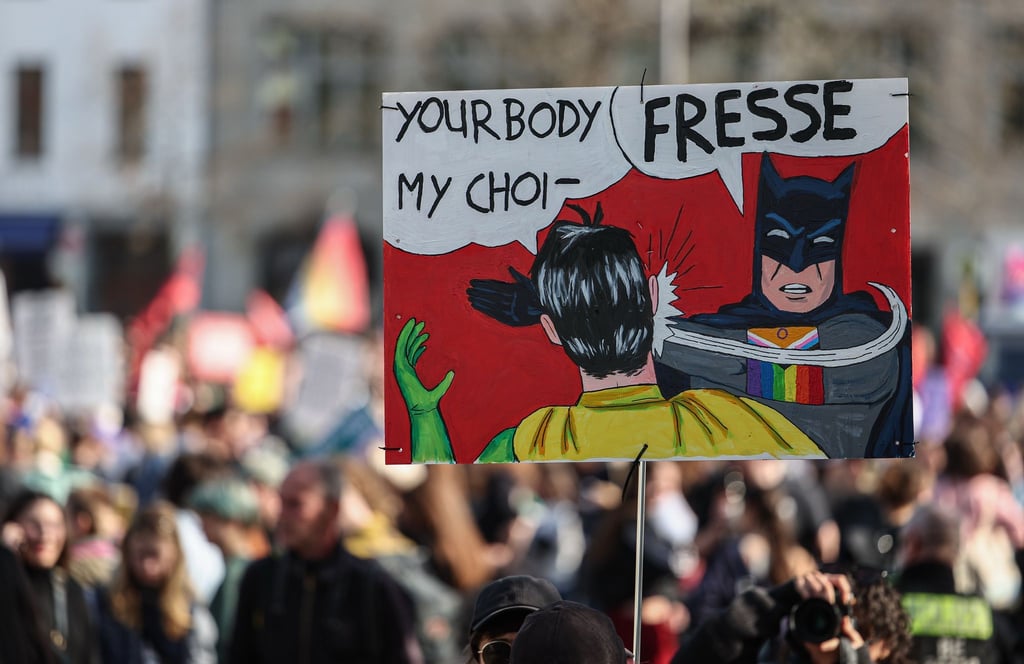 Mit Plakaten brachten Teilnehmer ihren Protest am Internationalen Frauentag zum Ausdruck.