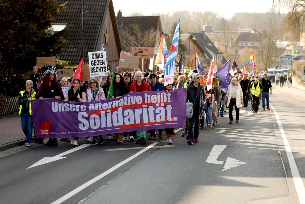Unter dem Motto „Die Heide ist bunt“ demonstrieren Hunderte gegen den AfD-Landesparteitag in Bad Fallingbostel.