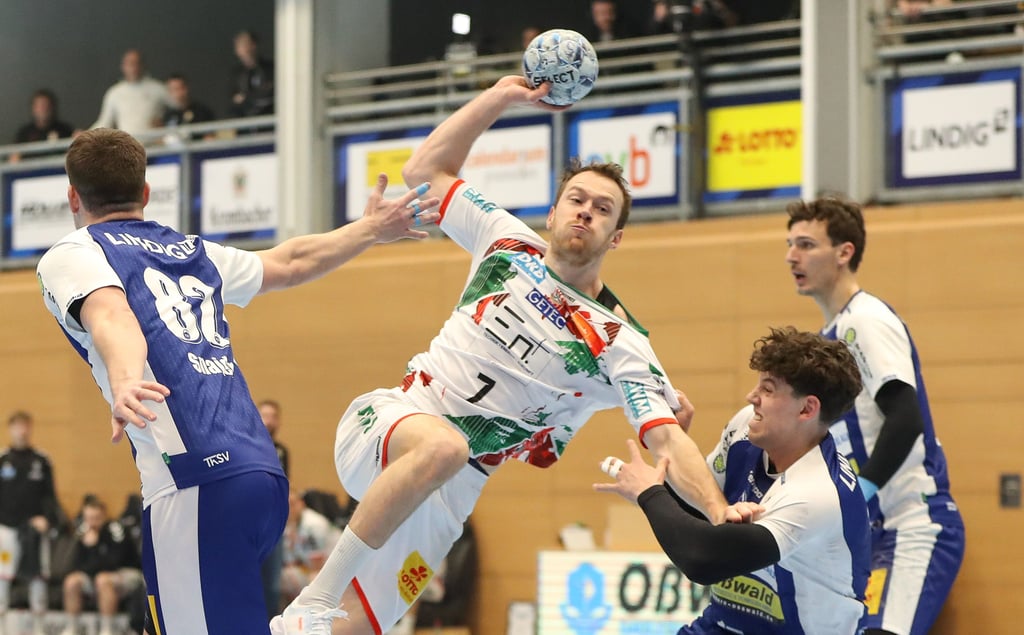 Felix Claar ließ sich auch von Marko Grgic nicht stoppen und war zusammen mit Matthias Musche (beide neun Treffer) bester Werfer des SCM beim Sieg in Eisenach.