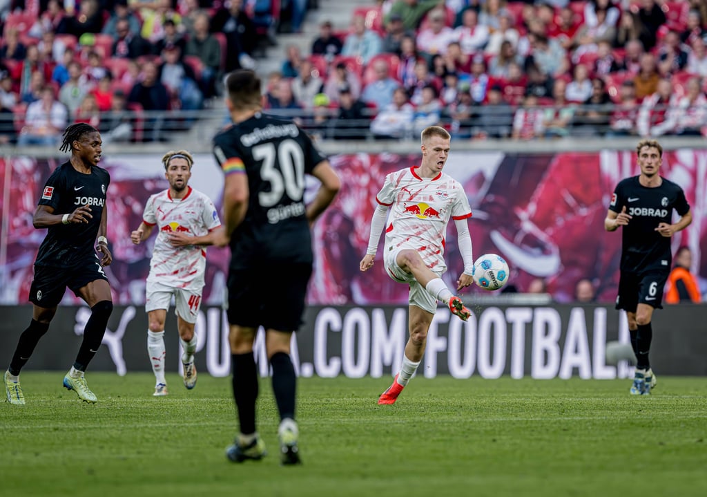 Arthur Vermeeren im Hinspiel am Ball für RB Leipzig.