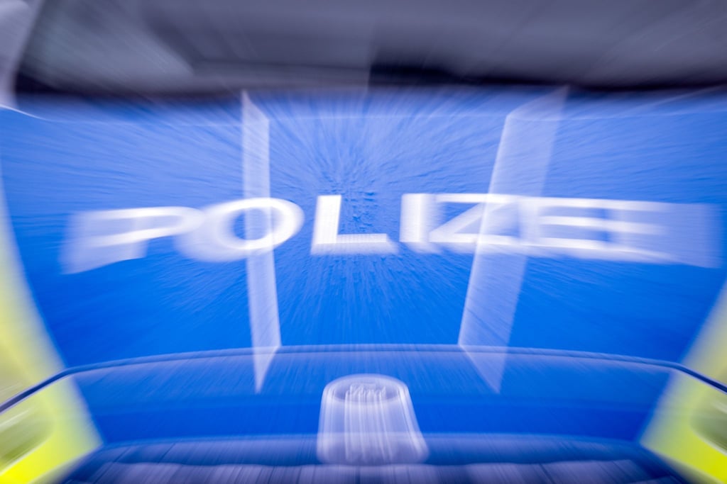 Eine Gruppe Jugendlicher ist in Sangerhausen von einem stark angetrunkenen Mann angegriffen worden.