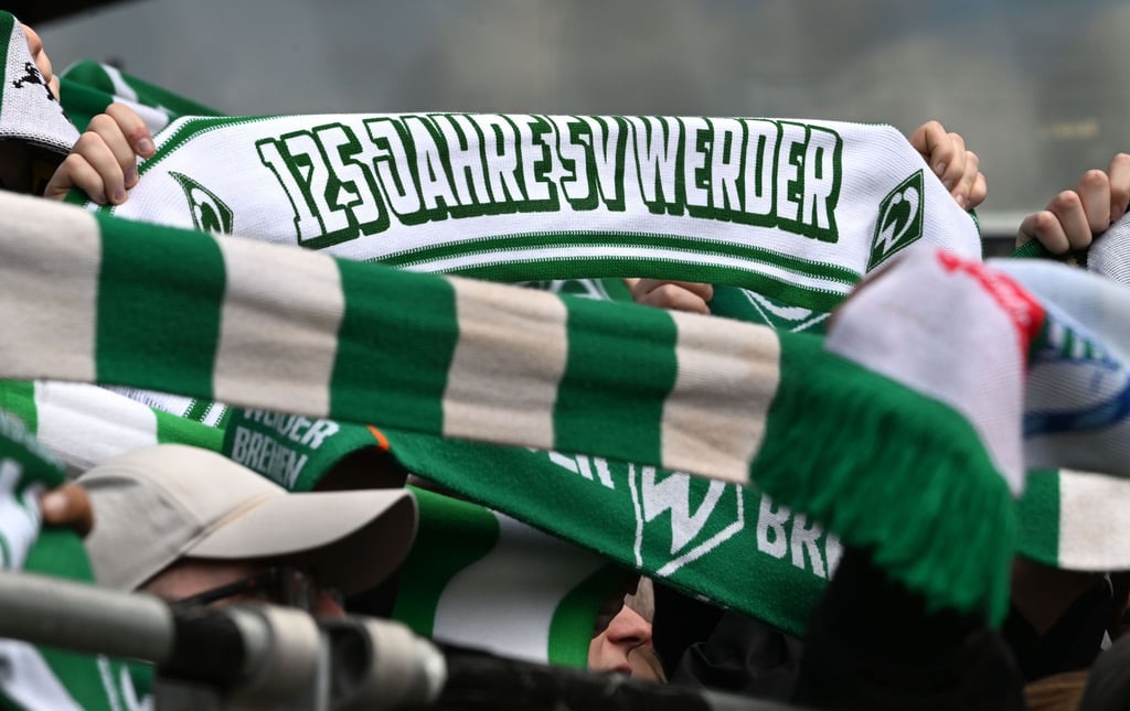 Rund 400 Fans von Werder Bremen wurden auf dem Weg zum Auswärtsspiel bei Bayer Leverkusen gestoppt.