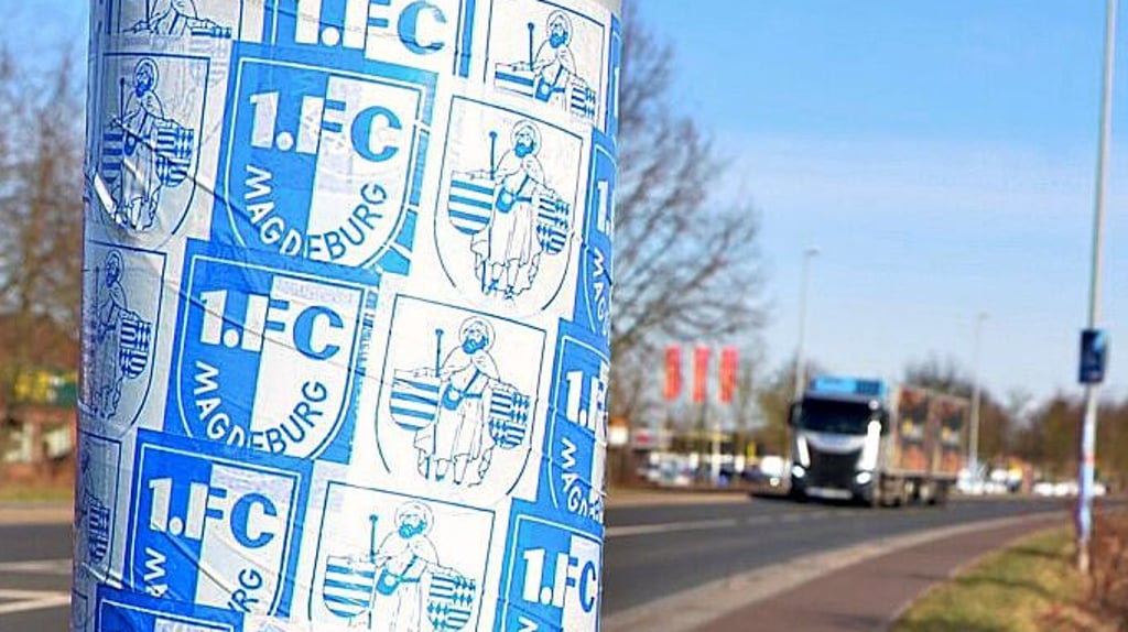 Zahlreiche Laternenmasten in Zerbst sind mit FCM-Aufklebern übersät - für die Fans des FCM ein Mittel der Fankultur, für andere Vandalismus, der strafbar ist.