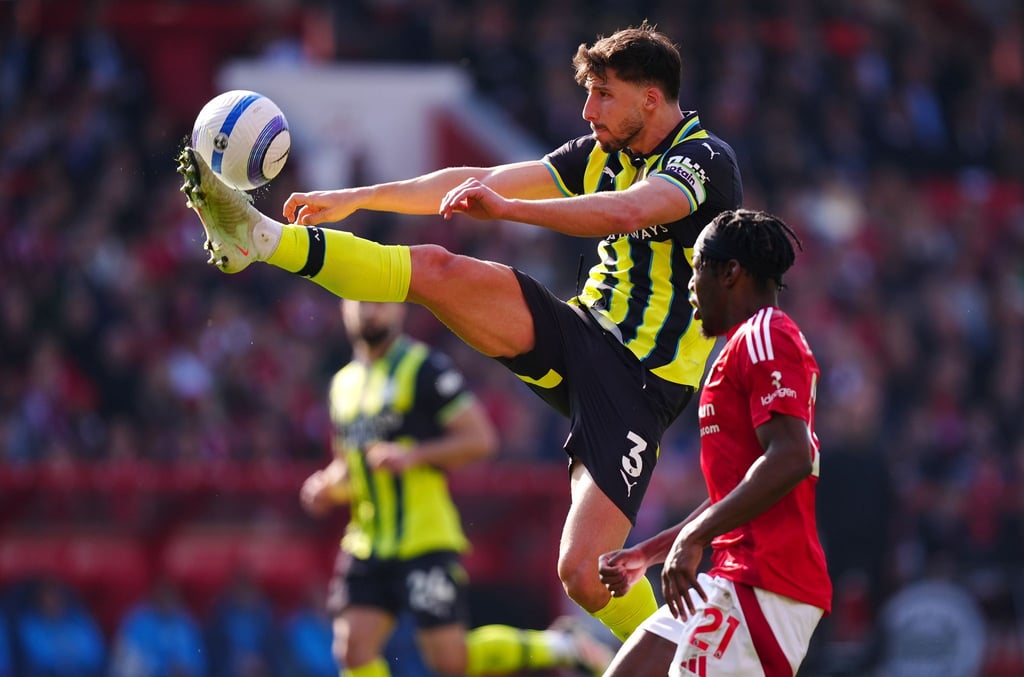 Manchester City mit Abwehrchef Ruben Dias (l) verlor das Spitzenspiel bei Nottingham Forest.