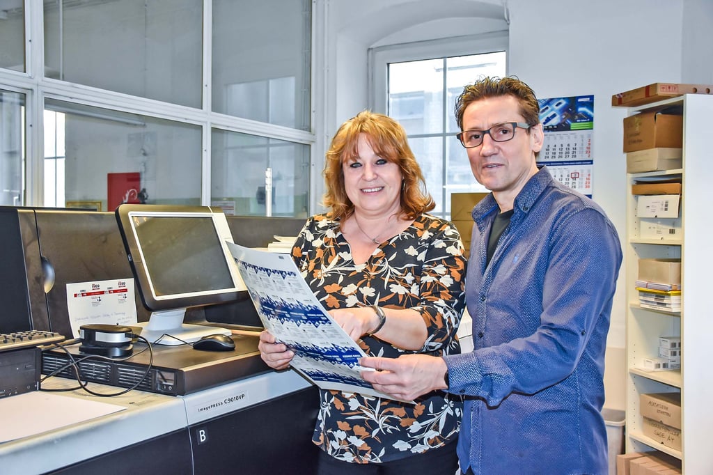 Sybille und Andreas Gotzmann lieben ihren kreativen und abwechslungsreichen Beruf. Die Geschäftsführer vom Druckhaus Blochwitz bringen gemeinsam mit ihrem achtköpfigen Team die individuellen Wünsche der Kunden zu Papier oder auch auf Tassen, Planen, Kugelschreiber und auf Textil.