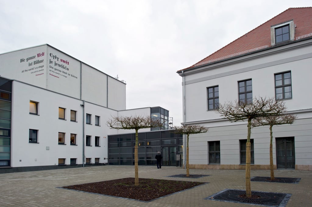 Das Thespis Zentrum am Deutsch-Sorbischen Volkstheater in Bautzen hat Geflüchtete und Einheimische auf der Bühne zusammengebracht. (Archivbild)