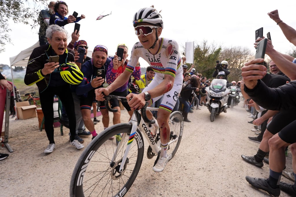 Pogacar gewinnt trotz eines Sturzes das Schotterrennen Strade Bianche.