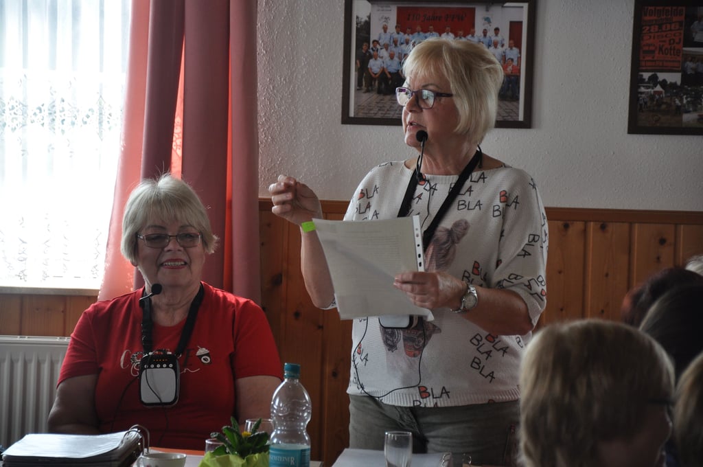 Doris Voigt von den Tangermünder Lesetanten liest in Volgfelde zum Frauentagsfrühstück ihre eigenen Texte vor.