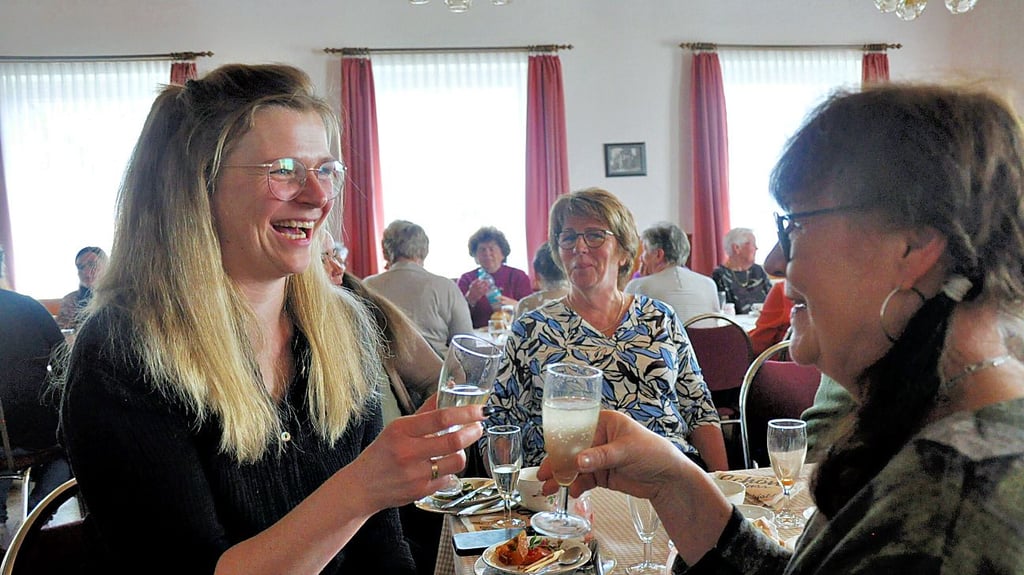 Anja Meier (links) und Monika Nahrstedt stoßen beim Frauentagsfrühstück der Landfrauen in Volgfelde gemeinsam an.