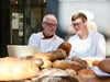 Prüfer Michael Isensee (l.) vom Deutschen Brotinstitut beim Testen von Brot und Brötchen,  Bäcker-Azubi Joachim Behrens aus Wilsleben assistiert