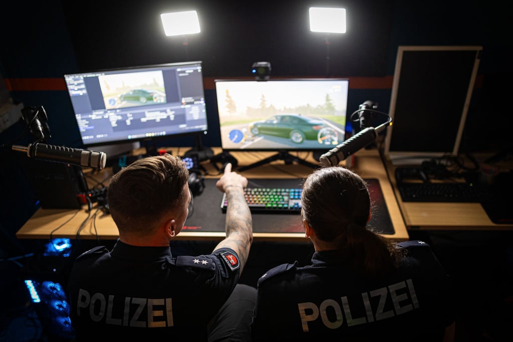 Die Polizisten „Janni“ und „Jo“ gehören zum fünfköpfigen Twitch-Team der Polizei Hannover.
