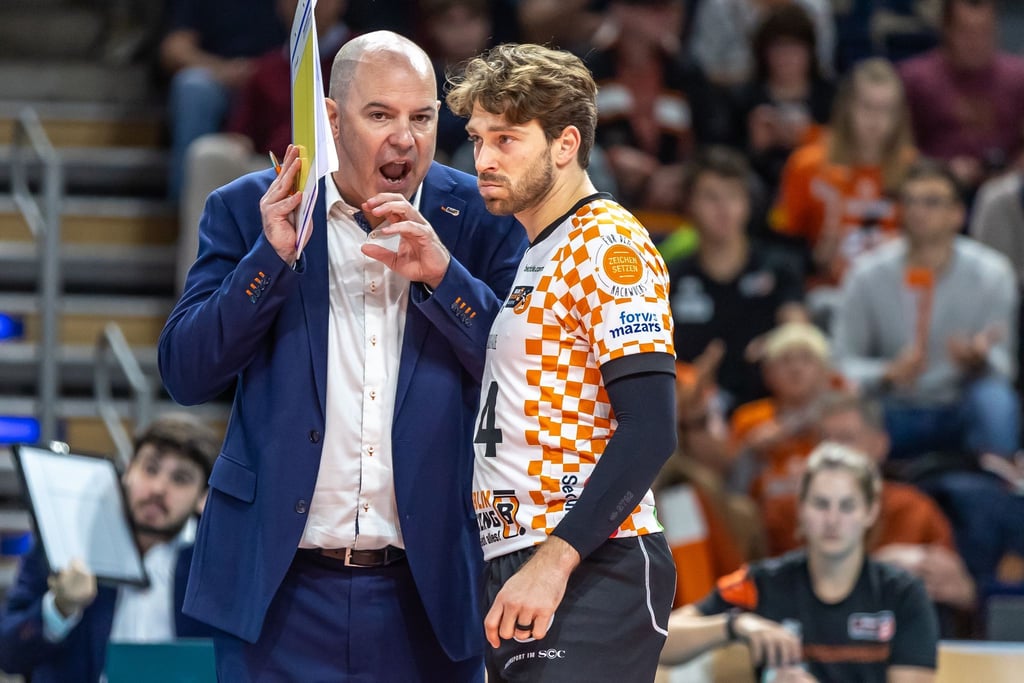 Volleys-Trainer Joel Banks (links) und Libero Kyle Dagostino