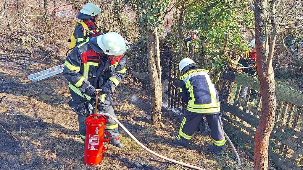 Viel körperliche Arbeit erforderten die Löscharbeiten bei einem Vegetationsbrand am Stapelburger Burgberg.
