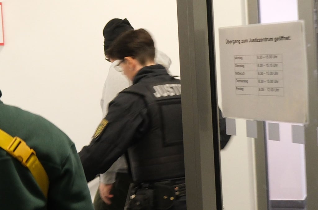Ein mutmaßlich Rechtsextremer täuschte einen Angriff vor, um Sozialleistungen zu kassieren. Doch die Ermittler kamen ihm auf die Schliche. Hier wird er als Zeuge im Prozess gegen seinen Helfer aus dem Verhandlungssaal des Landgerichts Chemnitz begleitet. (Archivbild)