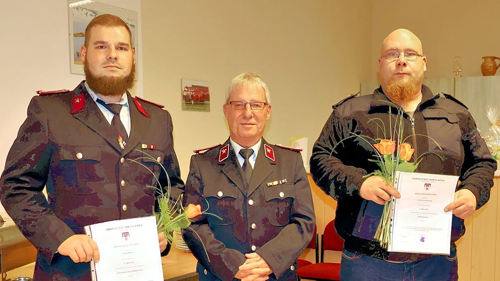 Fabius Mech (von links), neuer Stellvertreter, Rainer Mech, bisheriger Leiter, und Chris Pommerening, der neue Wehrleiter, wurden in Jederitz geehrt.