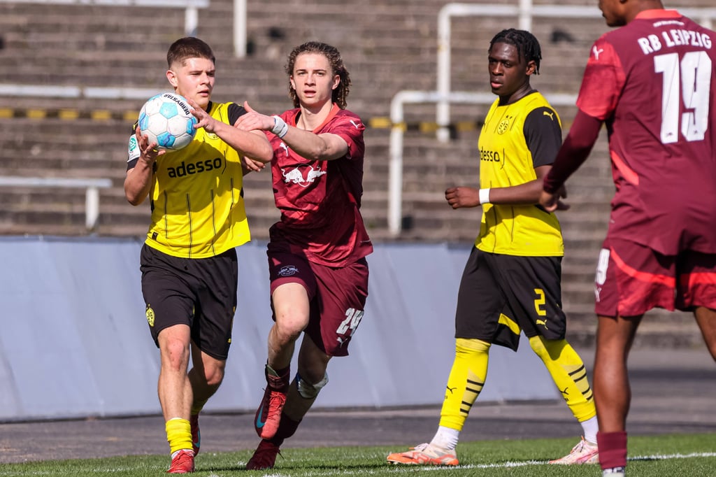 Viggo Gebel sah Gelb-Rot, nachdem er einen Einwurf des BVB verhinderte.