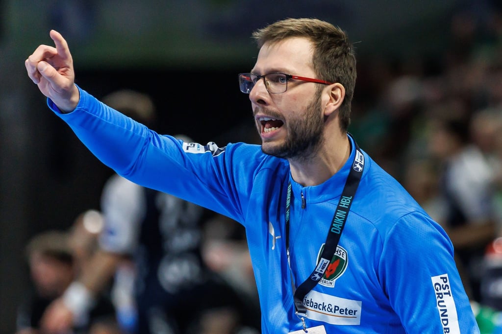 Trainer Jaron Siewert und die Füchse Berlin feierten einen klaren Heimsieg über die HSG Wetzlar.