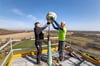 Jetzt geht es los: Der schiefe Kirchturm von Predel wird saniert. Am Freitag wurde  die Kugel auf der Turmspitze  von Dachdeckern  der Firma Fabian aus Magdala abgenommen.  Sven Kohlberg (links) und Ralf Kügler nehmen sie herunter. Am Montag soll sie in der Kirche  geöffnet werden. 