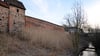 Noch ist der Hang zwischen der Zerbster Stadtmauer und der Nuthe im Bereich der Puschkinpromenade der Natur überlassen. Künftig soll ein attraktiver Spazierweg hier entlangführen.