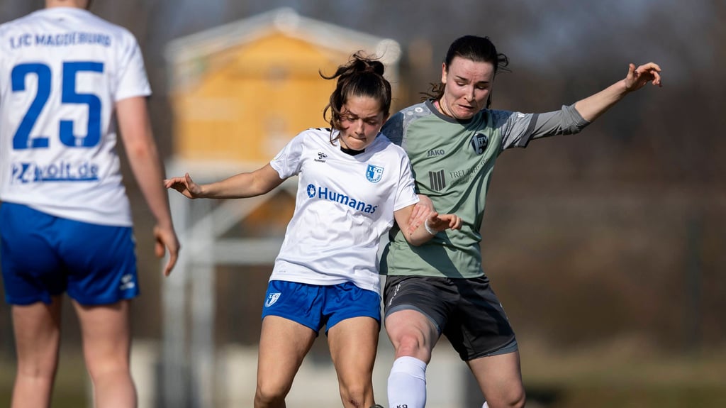 Erfuts Lea Schrenk im Duell mit Magdeburgs Theresa Große.