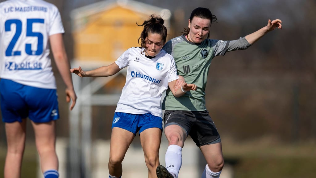 Erfuts Lea Schrenk im Duell mit Magdeburgs Theresa Große.
