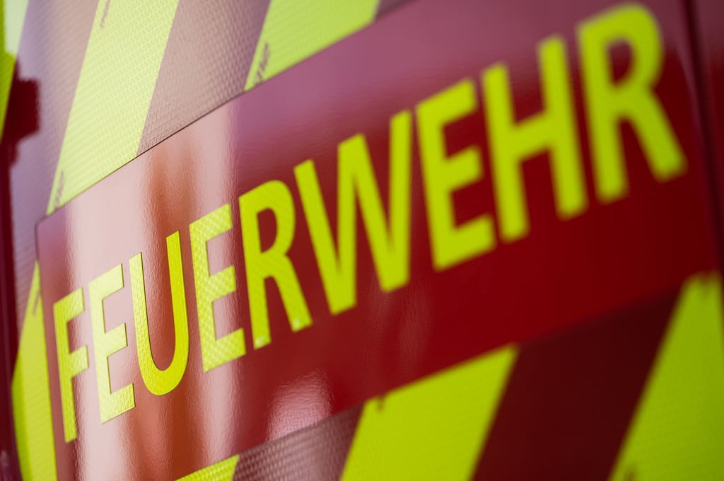 Feuerwehr im Großeinsatz in Eberswalde: Ein Dachstuhl in einem Wohnblock brennt. (Symbolbild)