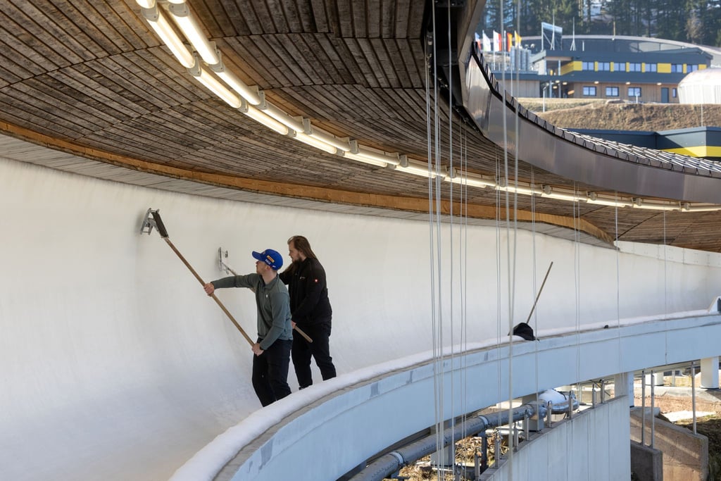 Zum Wintersaisonende in der Eisarena Oberhof packte mit Rodelweltmeister Paul Gubitz (l) auch sportliche Prominenz mit an, um die Bobbahn vom Reif zu befreien.