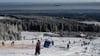 Zum Saisonabschluss in Badehose auf den Wurmberg: Die Wurmbergseilbahn lockt Skifahrer im luftigen Sommer-Outfit. (Archivbild)