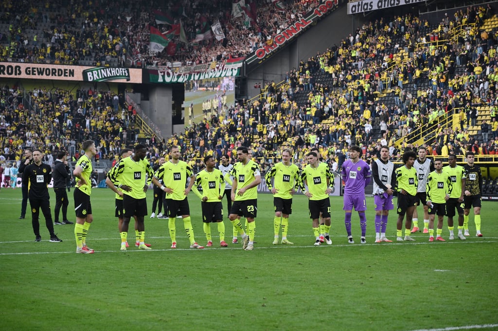 Die BVB-Spieler im Sicherheitsabstand zu ihren Fans nach dem 0:1 gegen Augsburg