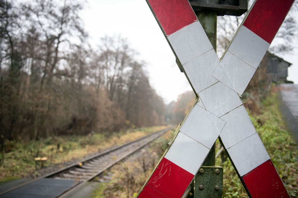 Mit dem Andreaskreuz sind alle Bahnübergänge der Deutschen Bahn gekennzeichnet - unabhängig davon, wie diese gesichert sind.