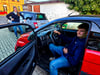 Justus und Charlotte fahren seit letztem Jahr mit ihrem Mopedführerschein diese Mini-Autos, zum Beispiel in die Schule oder zum Training. 