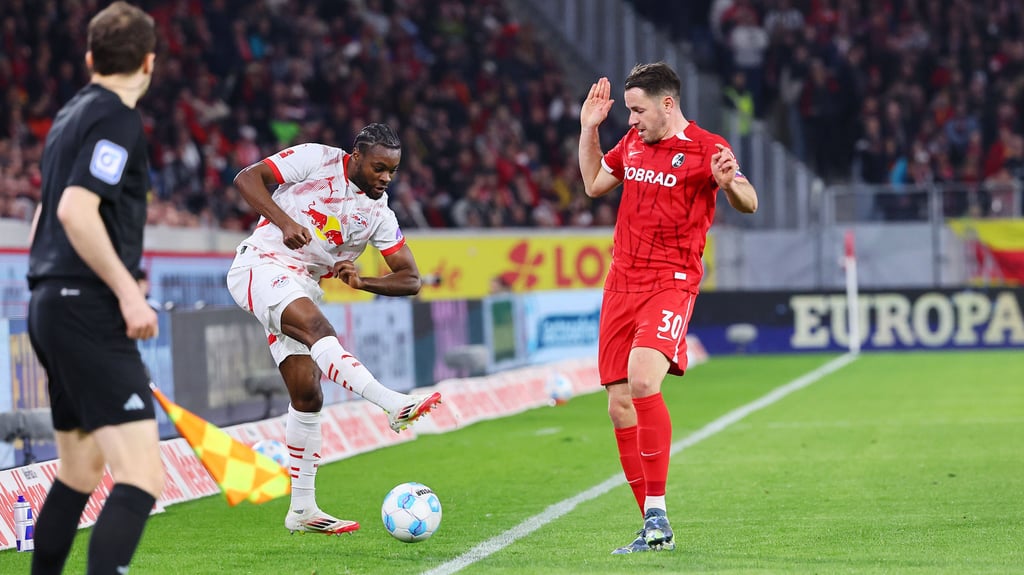 RB-Spieler Ridle Baku hadert mit der Seitenauslinie, Freiburgs Günther sieht bedauernd zu