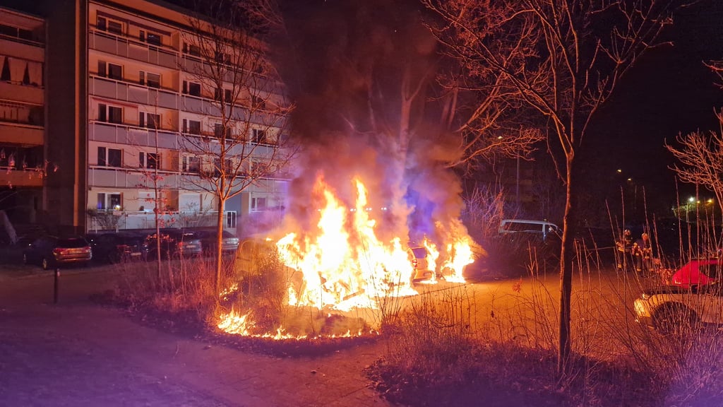 Einsatz für die Feuerwehr nach Auto-Brand in Halle: Die brennenden Fahrzeuge im Sanddornweg waren nicht mehr zu retten.