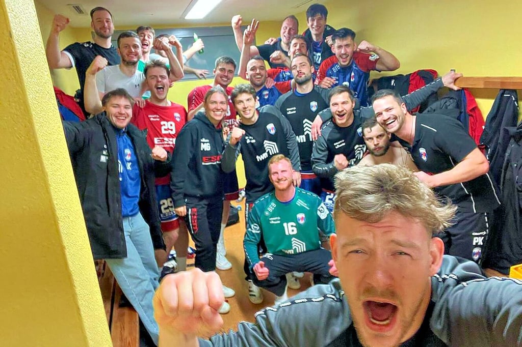 Die Drittliga-Handballer des HC Burgenland bejubeln in ihrer Kabine in der Lausitz-Arena die beiden errungenen Punkte.
