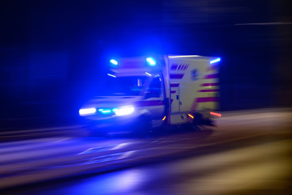Beide Männer wurden schwer verletzt ins Krankenhaus gebracht. (Symbolfoto).
