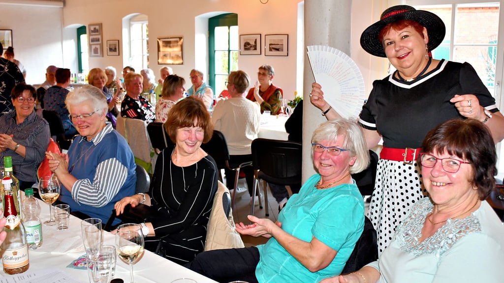Beim Frauentag in den Havelhöfen in Garz sorgte Petra Piehl, die "Rampensau aus Havelberg", für gute Laune.
