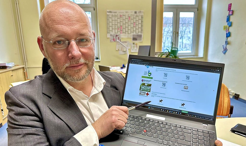 Ringo Schieck zeigt auf den Hunde-Button.