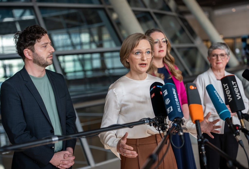 Die Grünen machen Druck auf Union und SPD.