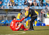 HFC-Trainer Mark Zimmermann (r.) hilft Max Kulke nach dem Spiel auf die Beine. 