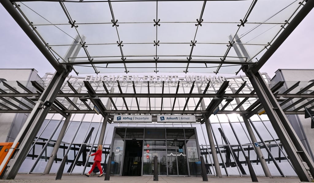 Um Druck bei den Verhandlungen für den Haustarifvertrag der Beschäftigten am Flughafen Erfurt-Weimar zu machen, ruft die Gewerkschaft Komba am Mittwoch zum Warnstreik auf.
