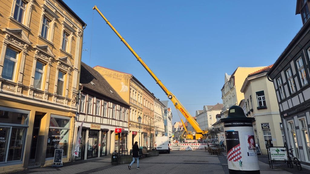 Ein Kran ist am Montag, 10. März, in der Fußgängerzone in Stendal aufgestellt worden.